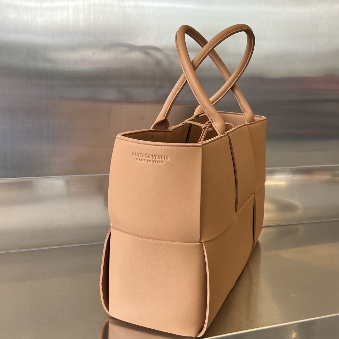 Medium Arco Intreccio Leather Tote Bag Camel